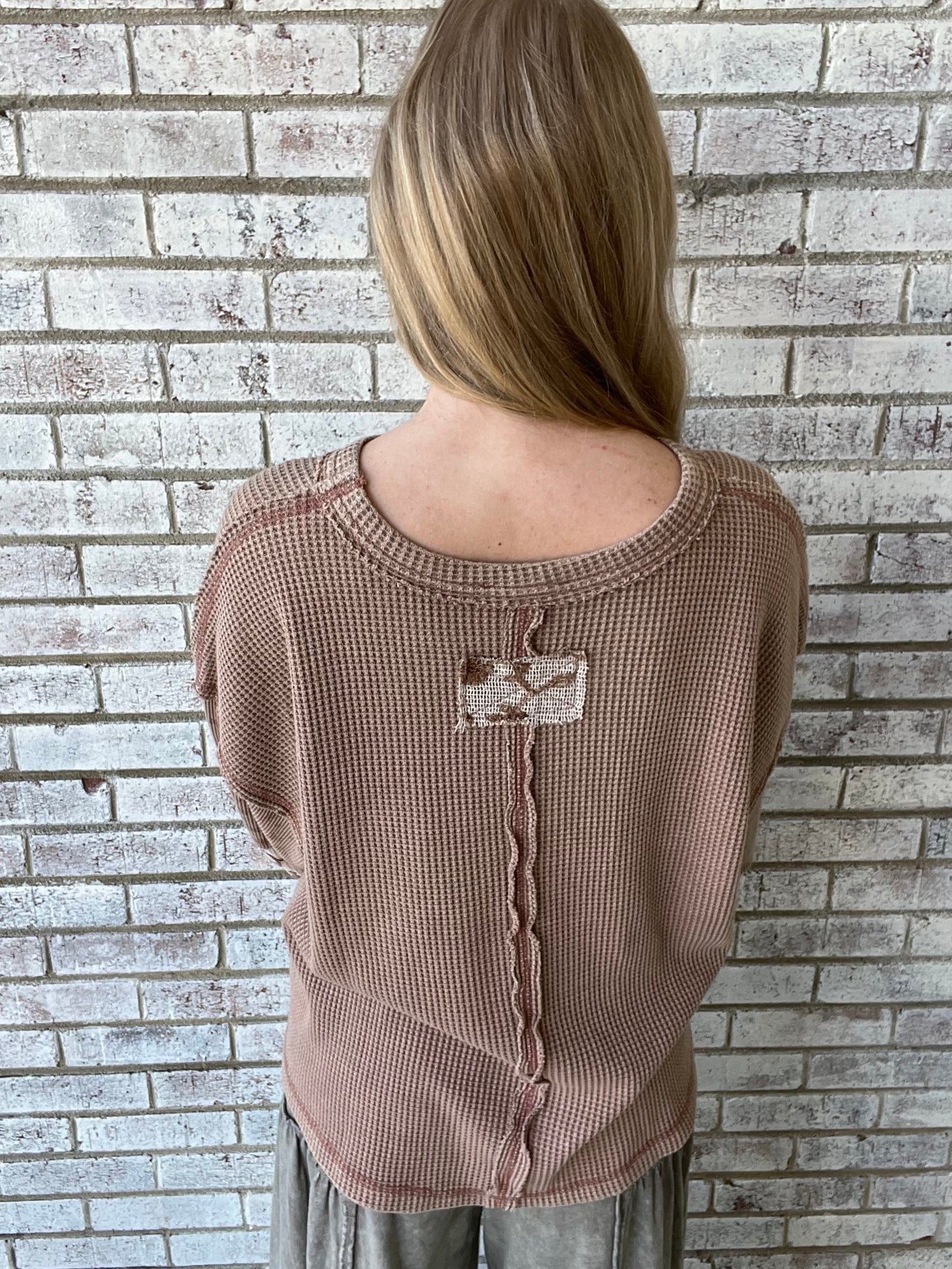 ET18977 Easel Lace Long Sleeve Top Mineral Wash Mocha