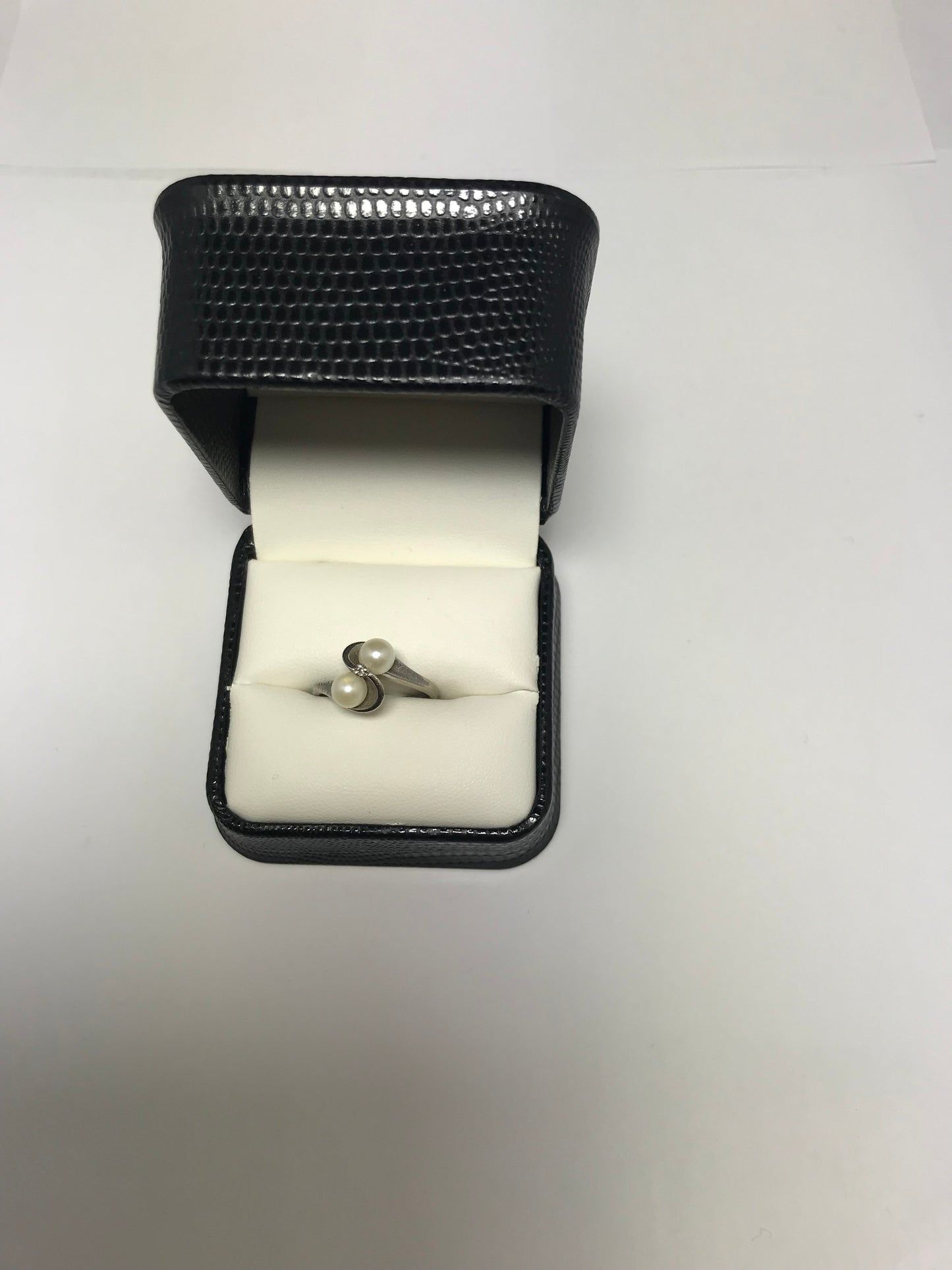 U 10K White Gold 2 Pearl Ring