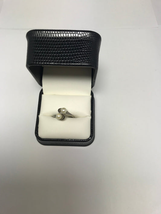 U 10K White Gold 2 Pearl Ring