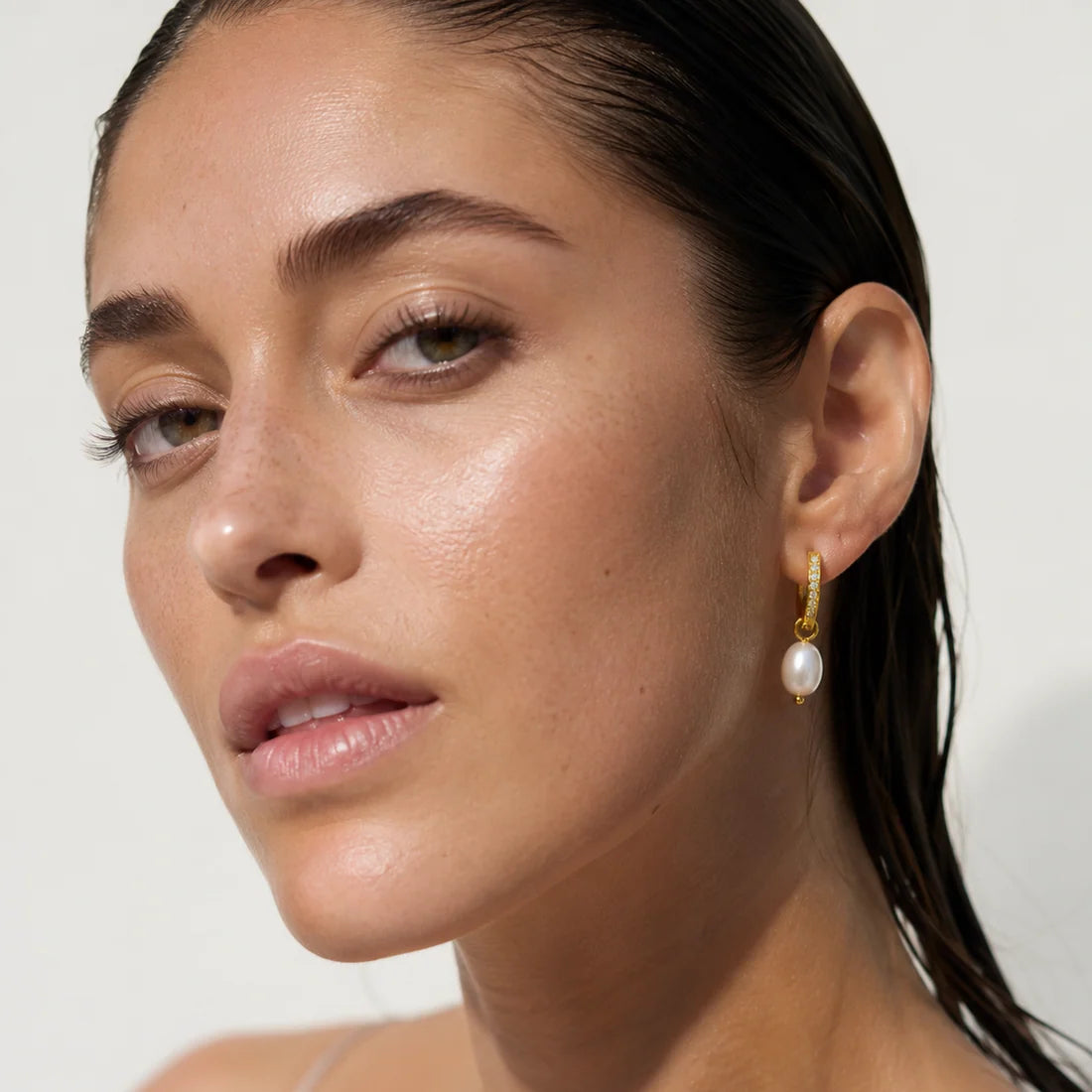 446 Ellie Vail Waterproof Gold-Plated Stainless-Steel Georgie Huggie Hoop Pearl Earrings