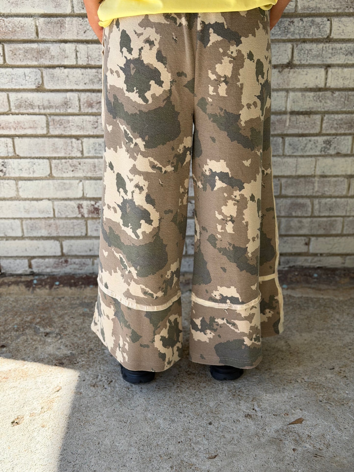 EB56858 Easel Faded Olive Camo Print Wide Leg Ginny Pant