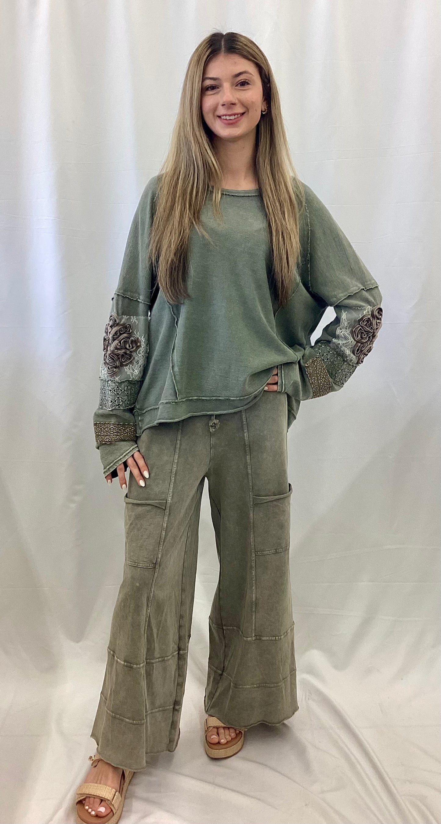ET28071 Easel Lace Faded Olive Top