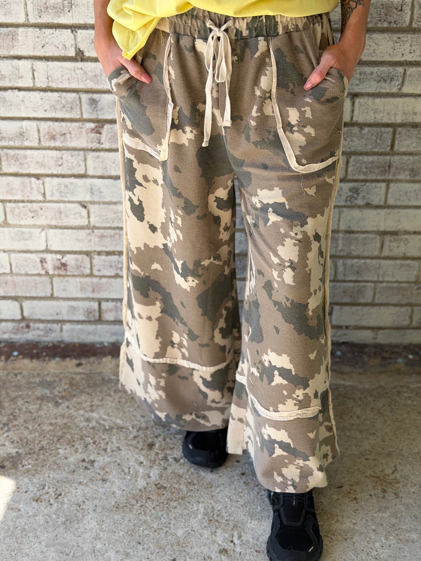 EB56858 Easel Faded Olive Camo Print Wide Leg Ginny Pant