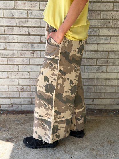 EB56858 Easel Faded Olive Camo Print Wide Leg Ginny Pant