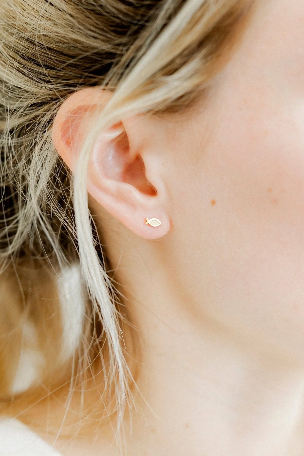 LINNY4384 Screwback Stud Earrings - Ichthys Fish Gold Flatback 0